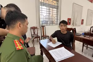 Bị can Y Gin Ta Byă tại cơ quan công an.