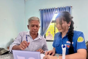Đoàn viên thanh niên hướng dẫn người dân sử dụng dịch vụ công trực tuyến và thanh toán điện tử.