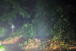 Đèo Gia Bắc sạt lở khiến giao thông tê liệt cả hai đầu.