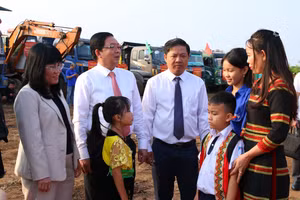 Phó Thủ tướng Hồ Quốc Dũng dự Lễ khởi công, động thổ Trường phổ thông DTNT liên cấp tại xã Ea Bung (Đắk Lắk). 