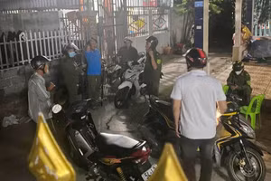 Lực lượng chức năng truy tìm con chó nghi mắc bệnh dại trong đêm. (Ảnh: Trọng Mẫu).