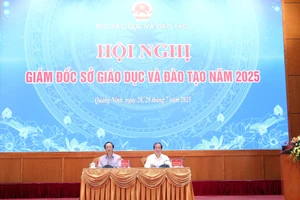 Bộ trưởng Bộ GD&ĐT Nguyễn Kim Sơn và Thứ trưởng Bộ GD&ĐT Phạm Ngọc Thưởng.