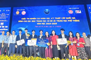 Thứ trưởng Phạm Ngọc Thưởng chụp ảnh với đoàn cán bộ lãnh đạo Sở GD&ĐT, giáo viên và học sinh Quảng Trị.