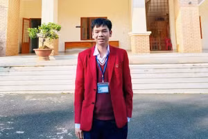 Em Đặng Huy Hậu - học sinh lớp 11, Trường THPT chuyên Thăng Long, tỉnh Lâm Đồng. (Ảnh: KN)