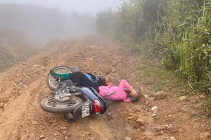 Cô giáo Cà Thị Phương (Trường Mầm non Tìa Dình) trên đường vào bản Va B dạy học.