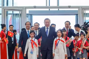 Tổng Bí thư Tô Lâm cùng các đại biểu tới dự khai giảng năm học 2025 – 2026 và kỷ niệm 80 năm truyền thống ngành Giáo dục.