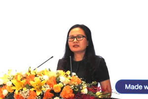 Bà Mai Thị Anh, Vụ trưởng Vụ Pháp chế báo cáo tại hội nghị.