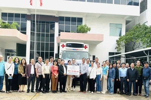 Viện Pasteur TPHCM trao vaccine cho tỉnh Gia Lai chống dịch bệnh sau lũ.