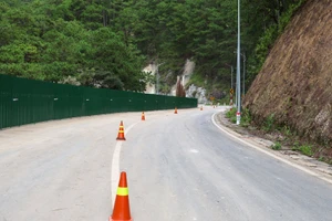 Đoạn bị sạt lở cơ bản được gia cố, tạm thời lưu thông 2 làn xe.