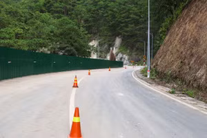 Đoạn bị sạt lở cơ bản được gia cố, tạm thời lưu thông 2 làn xe.