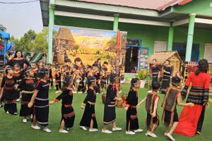 Học sinh mầm non tái hiện không gian lễ hội Tây Nguyên.