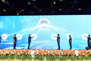 Các đại biểu bấm nút khởi động ứng dụng Viet Nam Customs Data