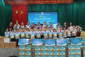 Đoàn công tác Nhà xuất bản Giáo dục Việt Nam trao tặng sách giáo khoa cho học sinh Trường Tiểu học Sông Mã.