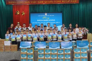 Đoàn công tác Nhà xuất bản Giáo dục Việt Nam trao tặng sách giáo khoa cho học sinh Trường Tiểu học Sông Mã.