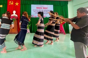 Các nghệ nhân truyền dạy nghệ thuật dân gian cho lớp trẻ người K’Ho.