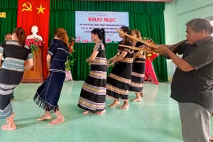 Các nghệ nhân truyền dạy nghệ thuật dân gian cho lớp trẻ người K’Ho.