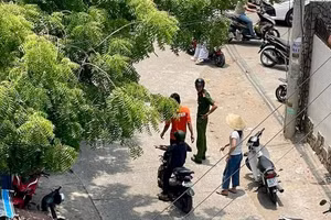 Lực lượng chức năng phường Mũi Né tại hiện trường vụ việc.