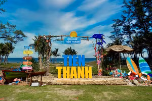 Điểm check-in “Cổng chào miền nhiệt đới” tại phường Tiến Thành.