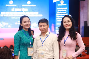 Từ trái qua: Cô Ngô Thị Hạnh, thầy Nguyễn Văn Huyên, cô Hoàng Thị Minh Nguyệt là 3 thầy cô của tỉnh Nam Định được tuyên dương Nhà giáo tiêu biểu toàn quốc năm 2024.