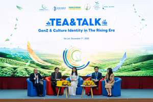 Các đại biểu trao đổi cùng sinh viên trong chương trình Tea & Talk.