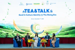 Các đại biểu trao đổi cùng sinh viên trong chương trình Tea & Talk.