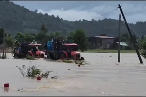 Người dân di dời khỏi vùng ngập.