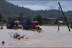 Người dân di dời khỏi vùng ngập.