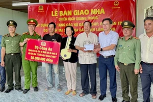 Công an tỉnh Lâm Đồng bàn giao nhà cho người dân.