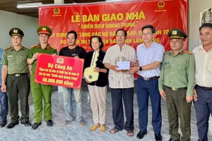 Công an tỉnh Lâm Đồng bàn giao nhà cho người dân.
