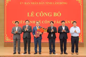 Chủ tịch UBND tỉnh Lâm Đồng Hồ Văn Mười trao quyết định điều động, bổ nhiệm lãnh đạo chủ chốt.