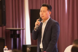 Thứ trưởng Bộ GD&ĐT Lê Quân dự và chỉ đạo Hội nghị.