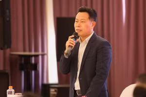 Thứ trưởng Bộ GD&ĐT Lê Quân dự và chỉ đạo Hội nghị.