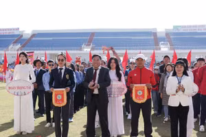 Phó Chủ tịch UBND tỉnh Võ Ngọc Hiệp tặng cờ cho các đội tham gia thi đấu tại Đại hội TDTT Ngành Giáo dục tỉnh Lâm Đồng lần I năm 2026.
