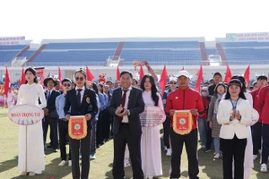 Phó Chủ tịch UBND tỉnh Võ Ngọc Hiệp tặng cờ cho các đội tham gia thi đấu tại Đại hội TDTT Ngành Giáo dục tỉnh Lâm Đồng lần I năm 2026.