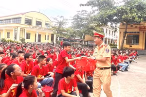 Lực lượng CSGT tuyên truyền phổ biến pháp luật về ATGT, ANTT cho học sinh trên địa bàn tỉnh Yên Bái.