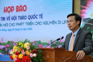 Phó Chủ tịch UBND tỉnh Lâm Đồng Đinh Văn Tuấn phát biểu tại họp báo.