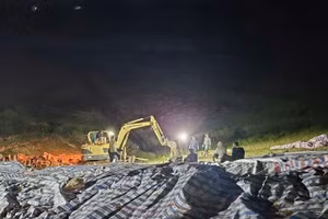 Lực lượng chức năng tỉnh Lâm Đồng trắng đêm xử lý nguy cơ vỡ đập.