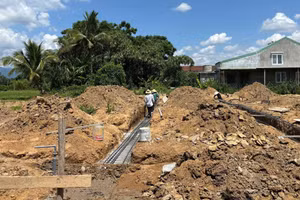 Công trình nhà tránh lũ cộng đồng được thi công tại thôn Phú Hữu.