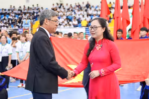 Thứ trưởng Bộ GD&ĐT Nguyễn Thị Quyên Thanh và Phó Chủ tịch UBND tỉnh Lâm Đồng Nguyễn Minh dự lễ Khai mạc Giải Thể thao học sinh phổ thông toàn quốc 2026.