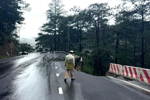 Mưa lớn kéo dài khiến Prenn (Đà Lạt) nứt đường, sạt lở.