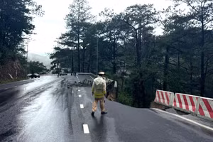 Mưa lớn kéo dài khiến Prenn (Đà Lạt) nứt đường, sạt lở.