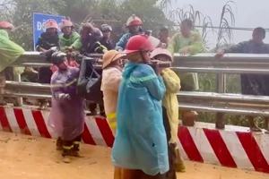 Đưa thi thể 2 nạn nhân cuối cùng ra khỏi xe khách trên đèo Khánh Lê.