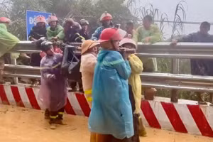 Đưa thi thể 2 nạn nhân cuối cùng ra khỏi xe khách trên đèo Khánh Lê.