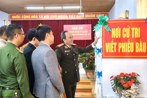 Thiếu tướng Trương Minh Đương, Giám đốc Công an tỉnh kiểm tra các điểm bầu cử tại xã Lạc Dương.