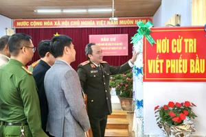 Thiếu tướng Trương Minh Đương, Giám đốc Công an tỉnh kiểm tra các điểm bầu cử tại xã Lạc Dương.