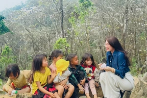 Nhà báo Đặng Trần Mỹ Hạnh - Ban Chuyên đề Khoa giáo – Đài truyền hình Việt Nam, cùng các em nhỏ vùng cao.