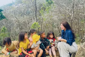 Nhà báo Đặng Trần Mỹ Hạnh - Ban Chuyên đề Khoa giáo – Đài truyền hình Việt Nam, cùng các em nhỏ vùng cao.