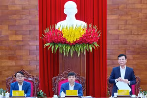 Các đồng chí chủ trì Hội nghị Ban Chấp hành Đảng bộ tỉnh Lâm Đồng.