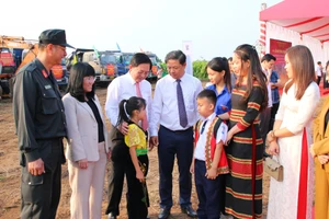 Phó Thủ tướng Hồ Quốc Dũng cùng lãnh đạo địa phương tới dự lễ khởi công xây dựng trường tại xã Ea Bung. (Ảnh: Thế Hùng)