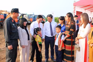 Phó Thủ tướng Hồ Quốc Dũng cùng lãnh đạo địa phương tới dự lễ khởi công xây dựng trường tại xã Ea Bung. (Ảnh: Thế Hùng)